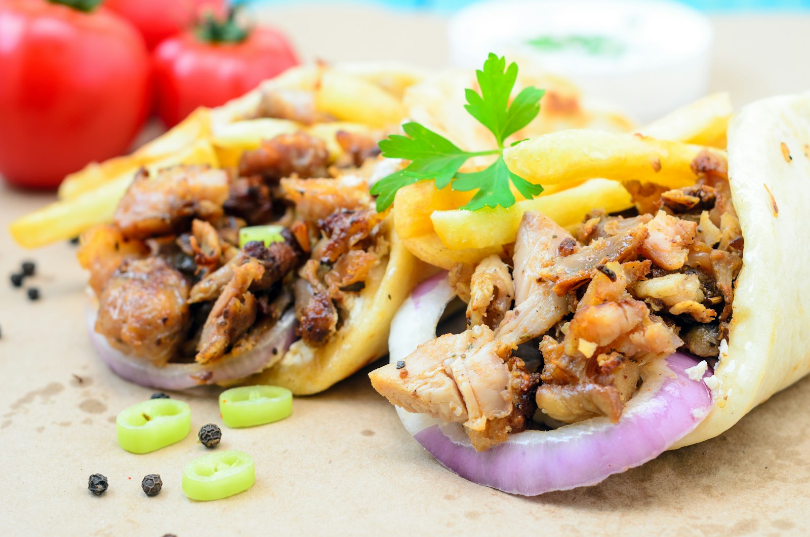 Zwei gefüllte Döner im Fladenbrot mit Zwiebeln und frischem Fleisch vom Spieß