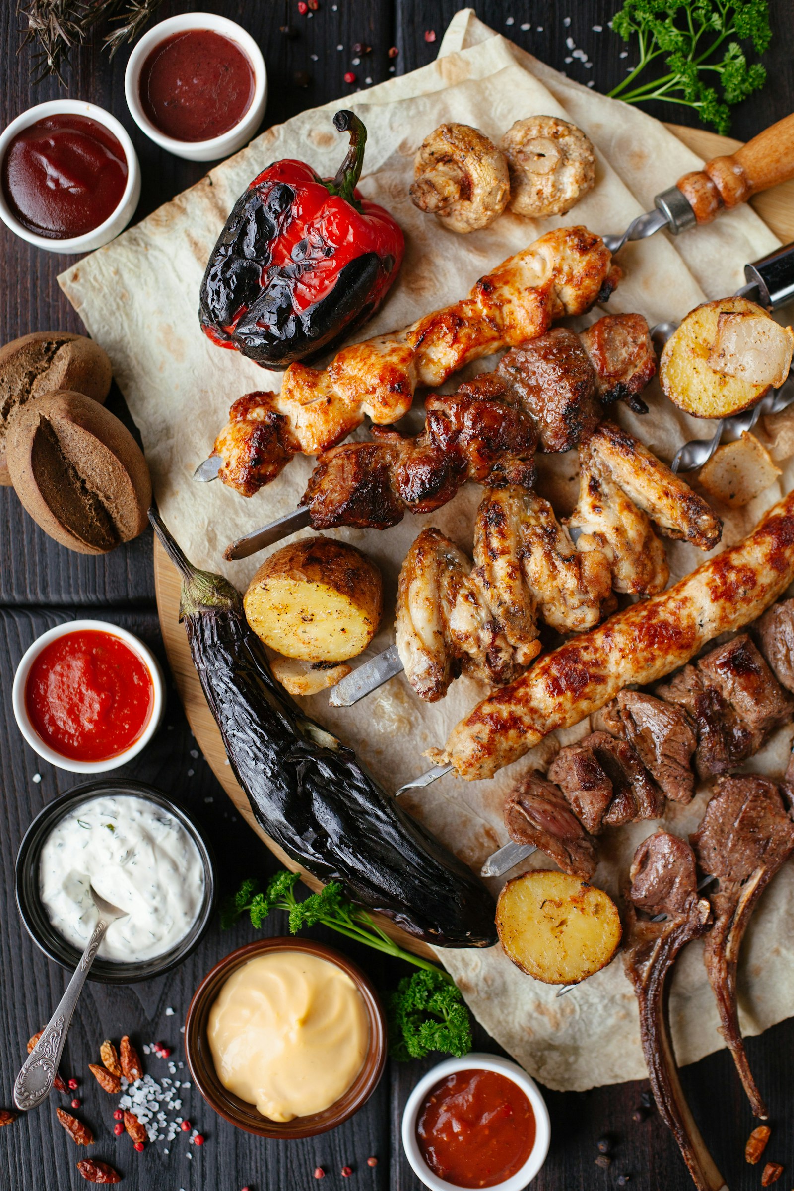 Frisch gegrillte Fleischspieße mit Fladenbrot, gegrilltem Gemüse und hausgemachten Soßen bei 1001 Nacht