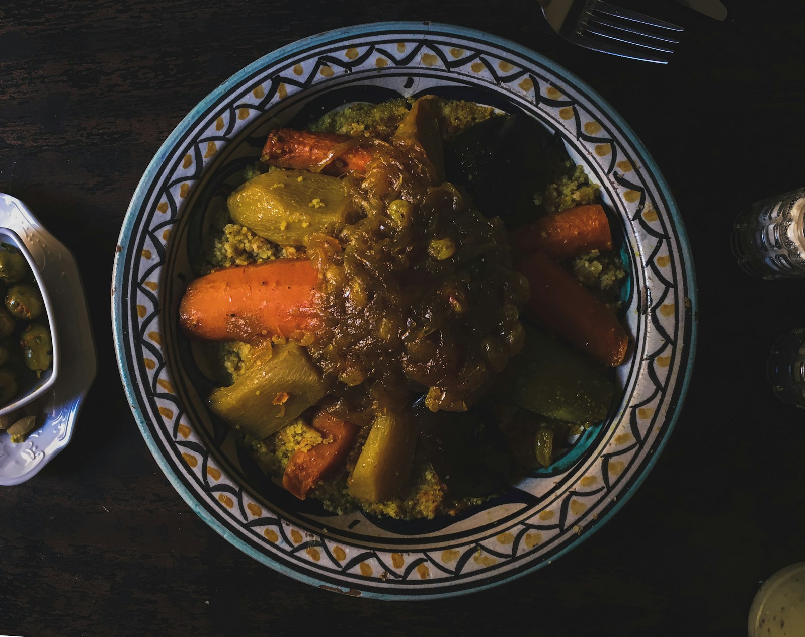 Traditionell angerichteter orientalischer Teller mit Couscous und geschmortem Gemüse